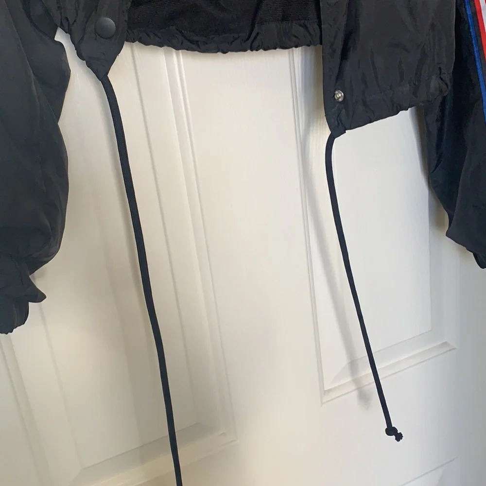 HP 🎉 Cropped Black windbreaker jacket - Picture 3 of 7